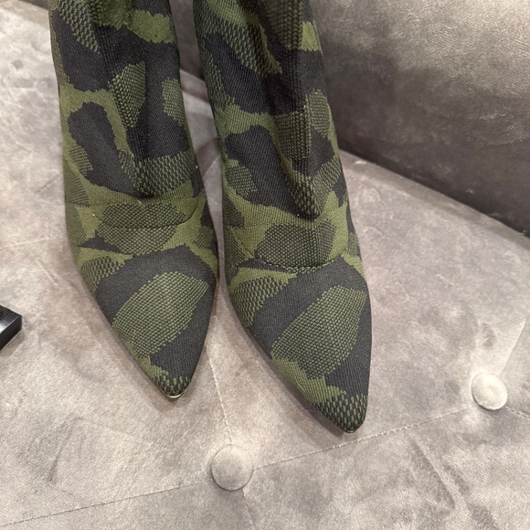 Camouflage stretch heeled bootie. - Picture 4 of 6